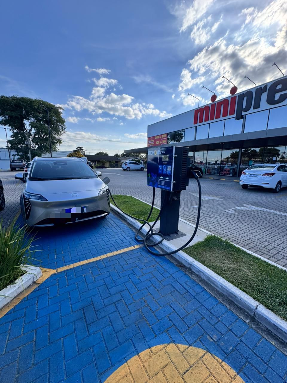 Centro Comercial Piazza Vicenza aposta em carregador elétrico da Bionova e impulsiona negócios em Curitiba - Bionova Energia Solar: Líder em Soluções Fotovoltaicas no Brasil